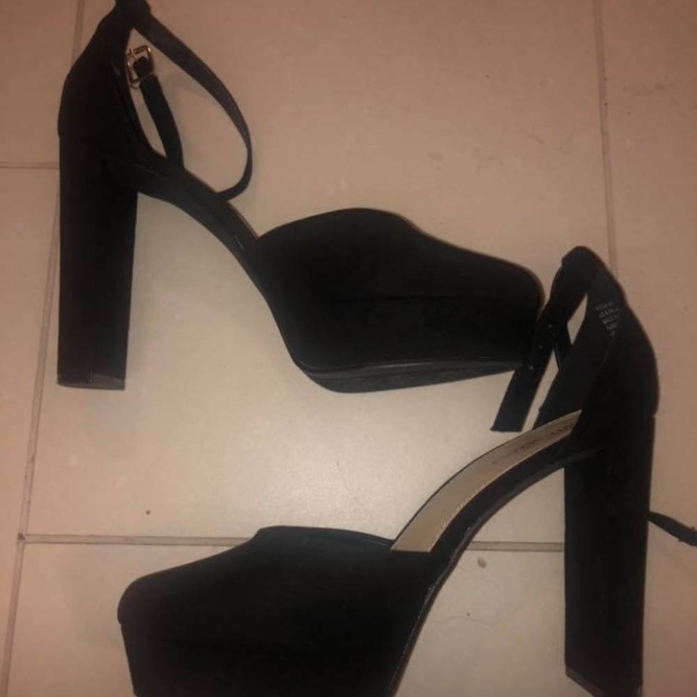 Black heeled platform pumps